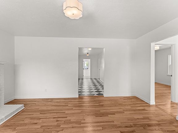 2nd image of 552 Haven St
