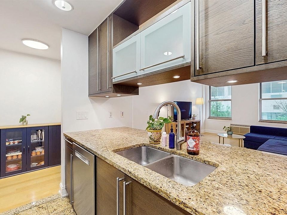 1st image of 10 Regent St APT 201