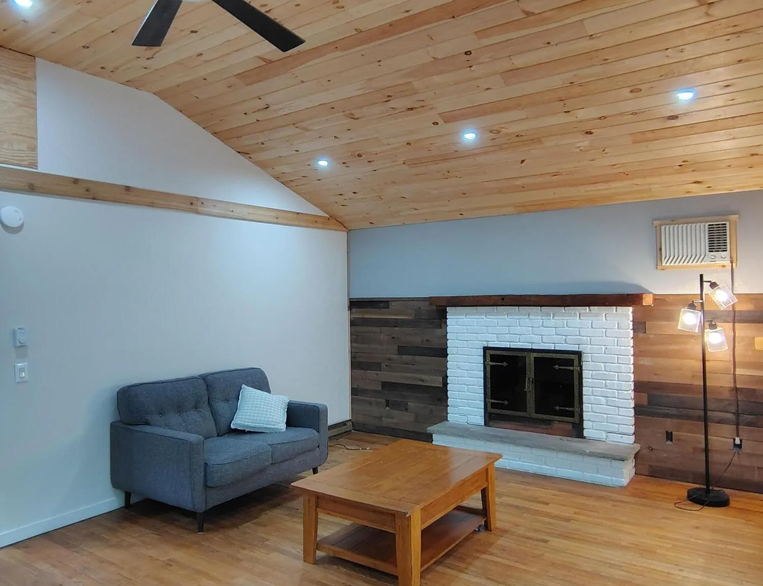 3 bed, 2.0 bath, 1400 sqft, $2,500 — Photo 4