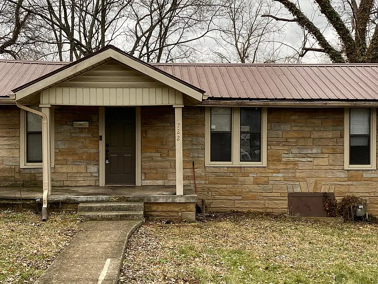 722 Hart Ave — Photo 1