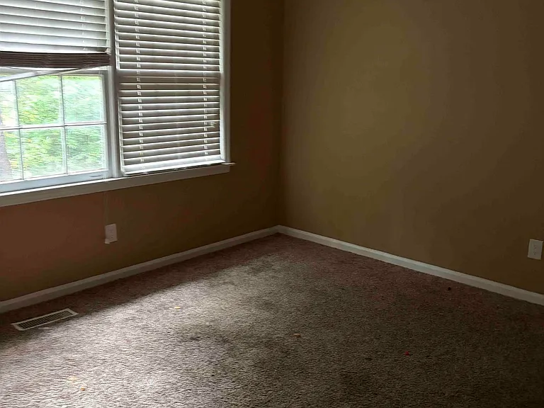 1902 Lyle Dr — Photo 10