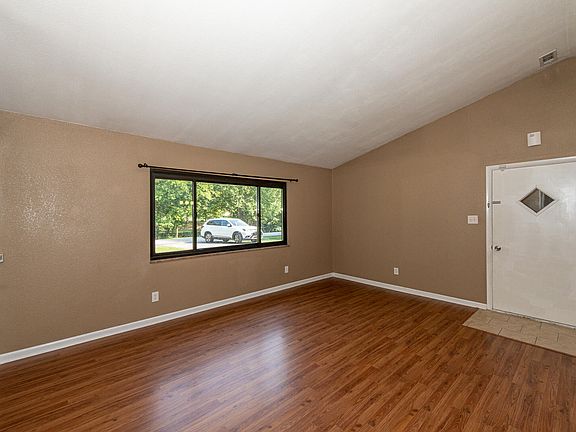 4th image of 1405 Parkside Dr