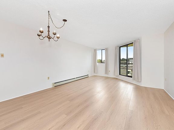 4th image of 1745 Leighton Rd #611