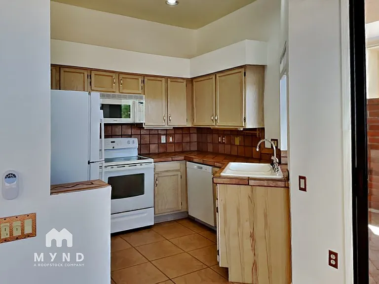 1606 W Calle Del Ducado — Photo 5