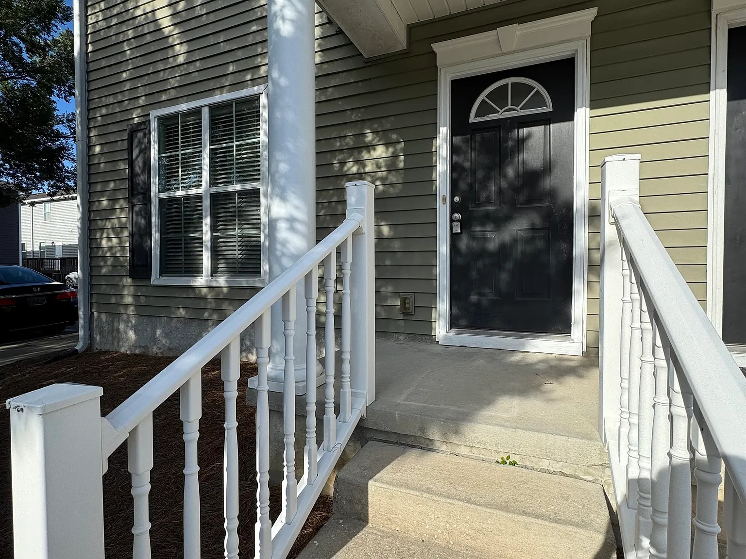 3 bed, 1177 sqft, $1,700 — Photo 2