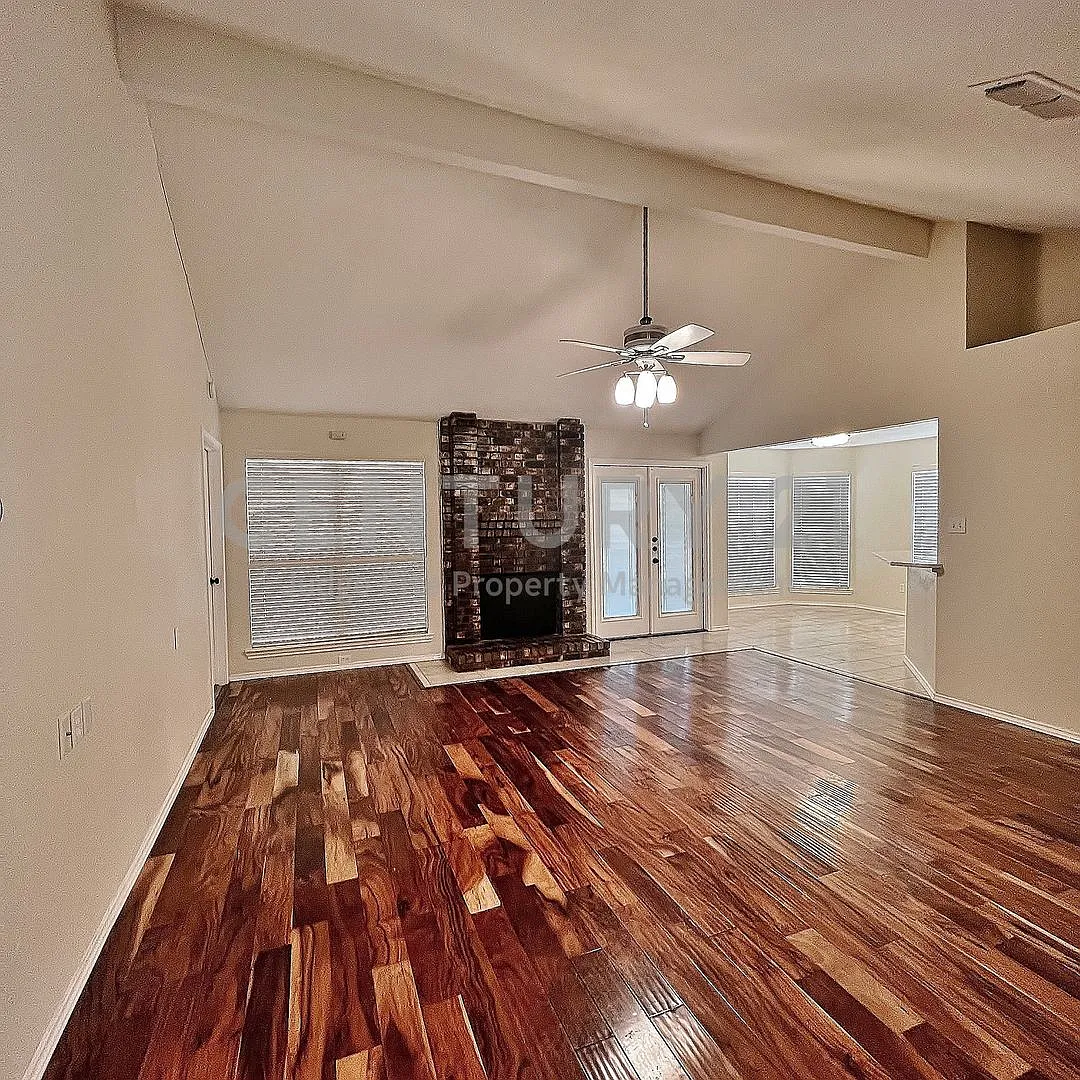 Charming 3/2/2 in Arlington ISD For Rent! — Photo 4