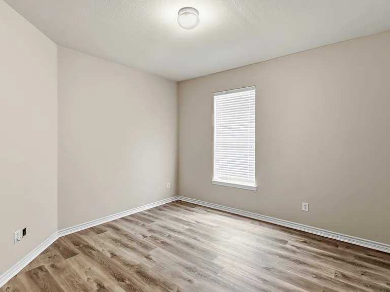 807 Clear Water Dr — Photo 11