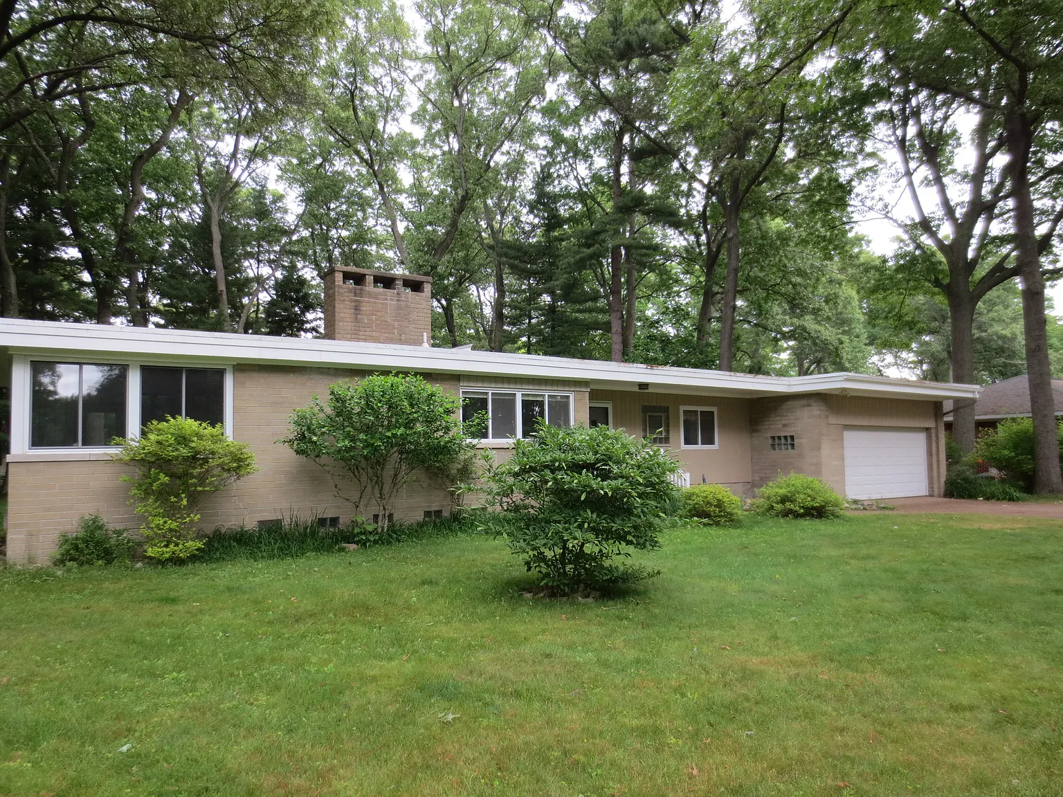 1896 Crestwood Ln photo 1