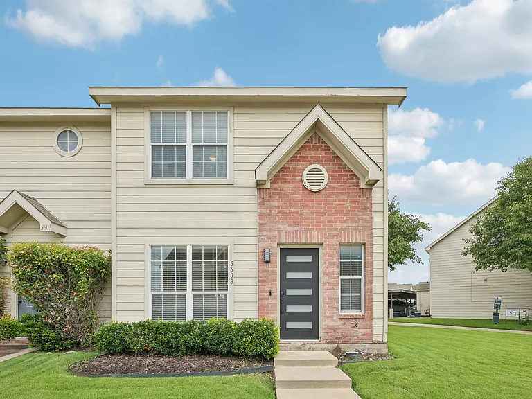 5609 Giddyup Ln — Photo 1