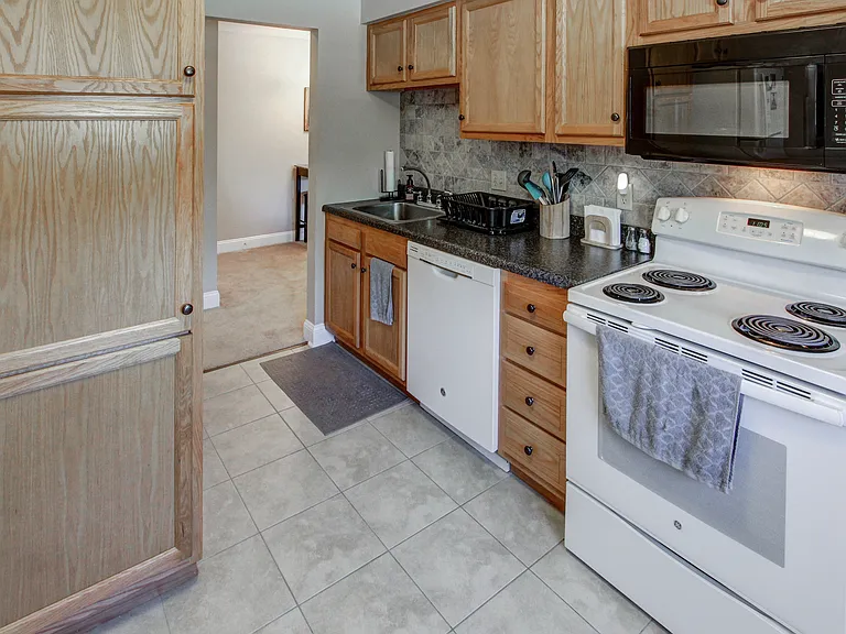 Hollandale Apartments — Photo 28