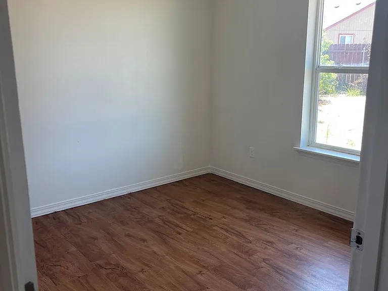 1406 E Adelia Ct — Photo 8
