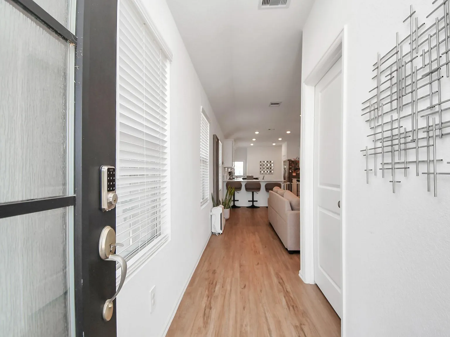4 bed, 2.0 bath, 1558 sqft, $2,300 — Photo 4