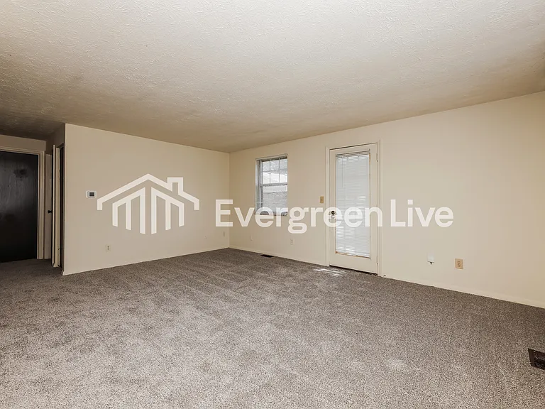 7724 Mount Hood Dr — Photo 3