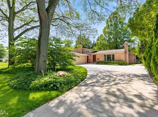 73 Hampton Rd, Grosse Pointe Shores, MI 48236