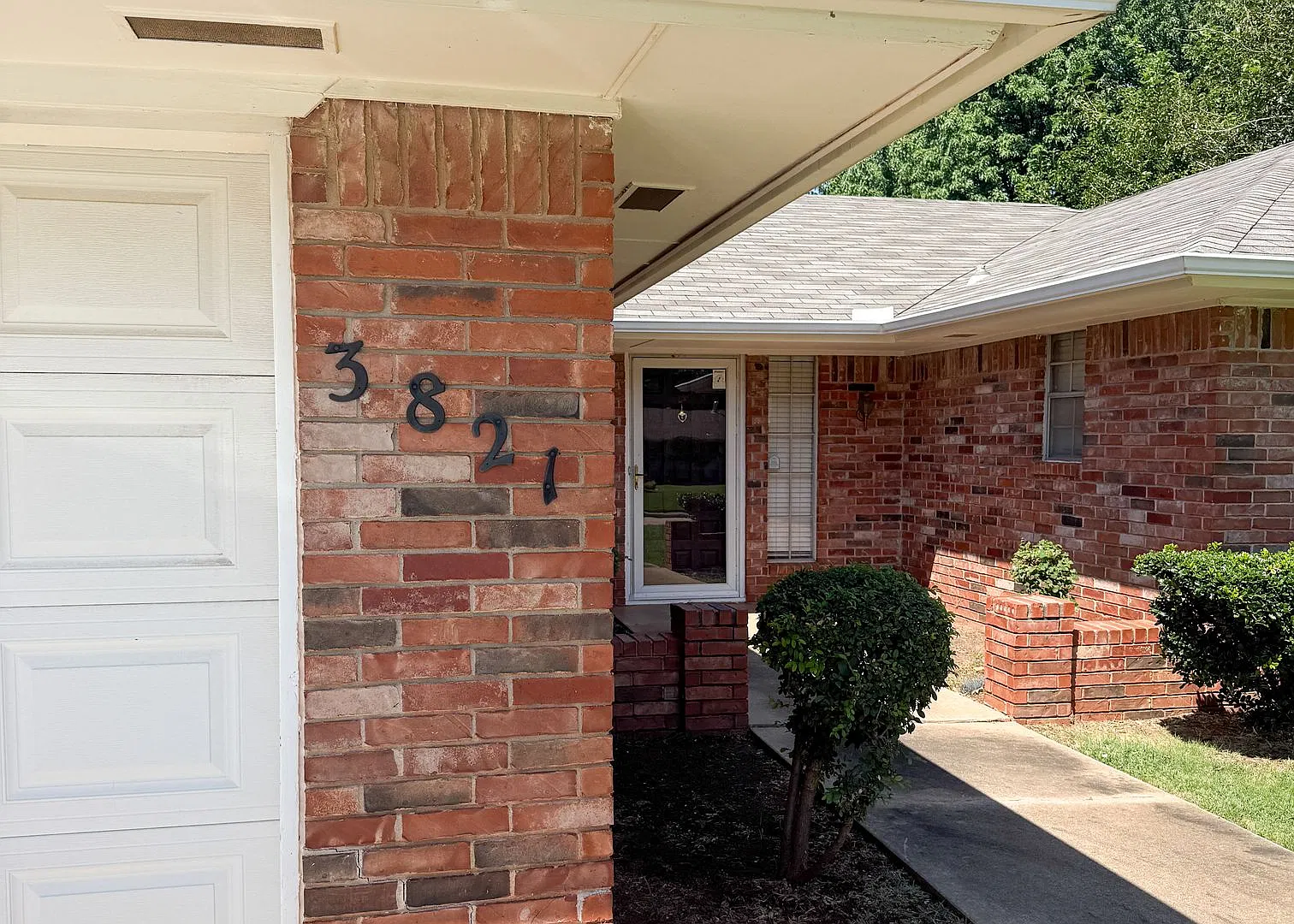 Charming 3-Bedroom Home Near Eastern & Memorial! — Photo 1