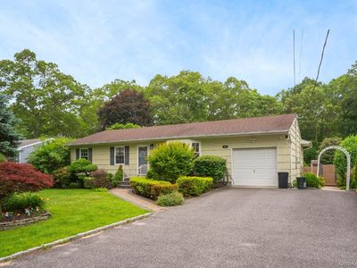 22 Howe Road, Coram, NY, 11727