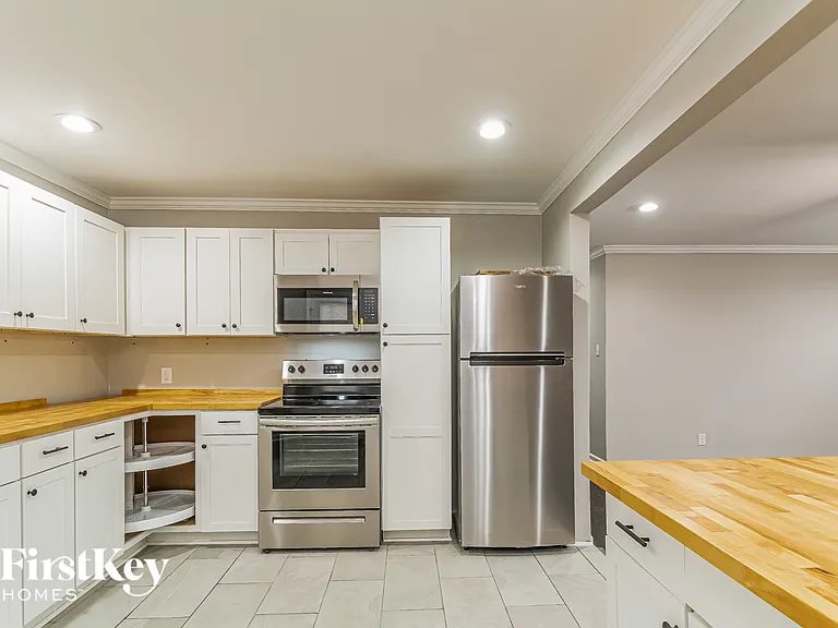 401 Sparella St — Photo 5