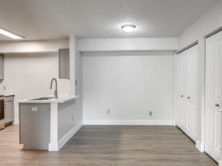 Golfview Apartments — Photo 9