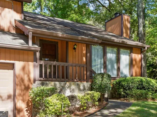 806 Lost Creek Cir, Stone Mountain, GA 30088