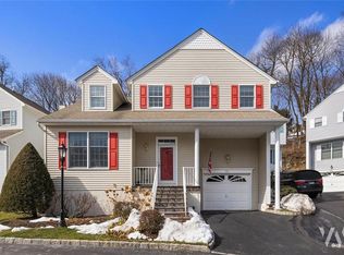 22 Lakeside Dr, Valhalla, NY 10595