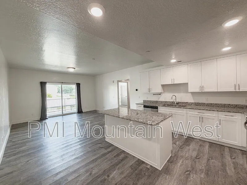3 bed, 2.0 bath, 1175 sqft, $1,625 — Photo 4