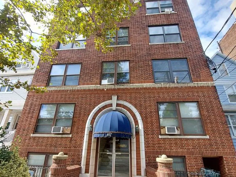 427 Kennedy Blvd #301 — Photo 2