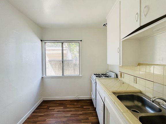 3rd image of 1233 N Ardmore Ave APT 5