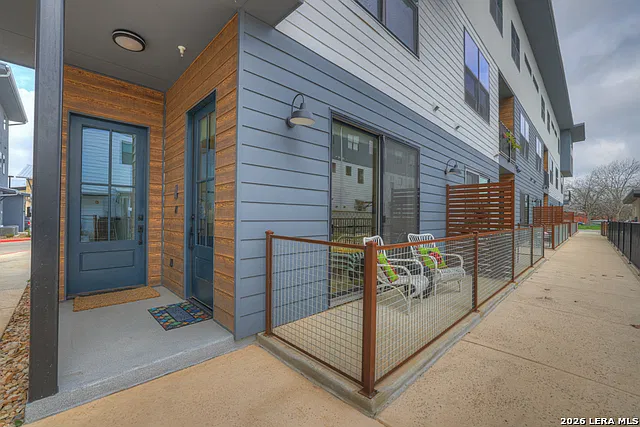 1 bed, 1.0 bath, 688 sqft, $1,200 — Photo 1