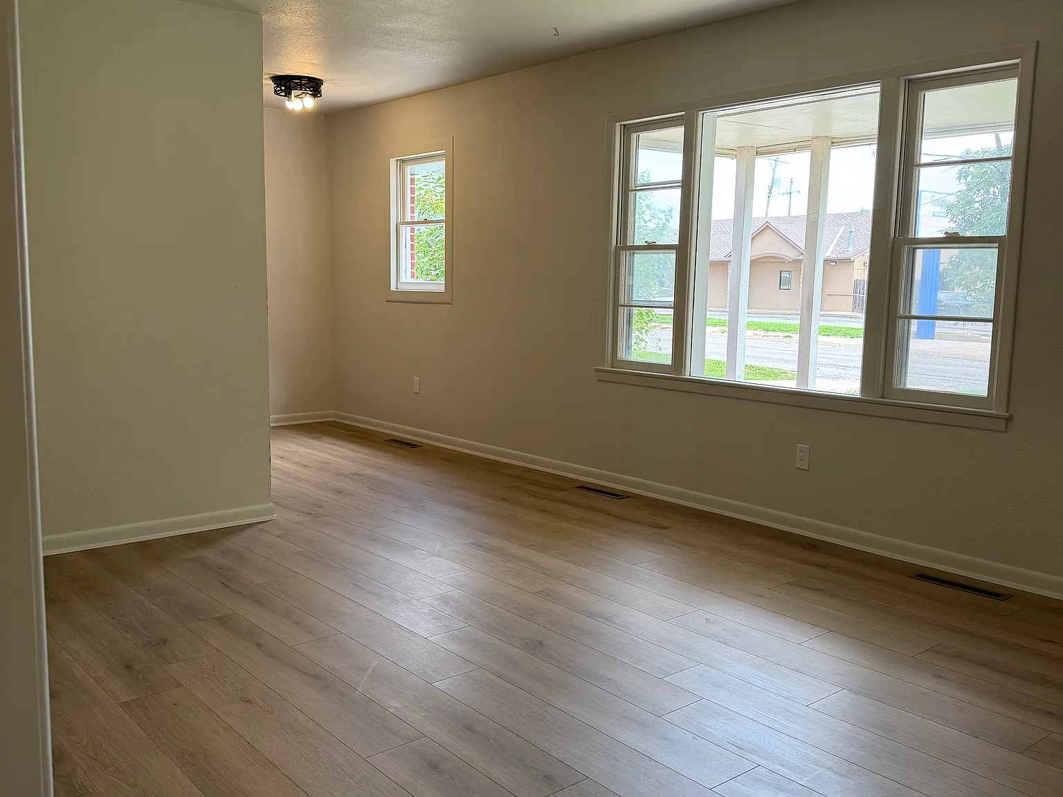 3 bed, 1000 sqft, $1,375 — Photo 2