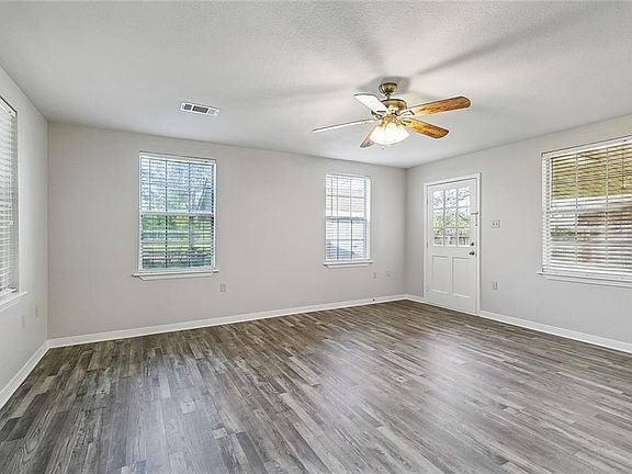 4th image of 402 Barton Ave