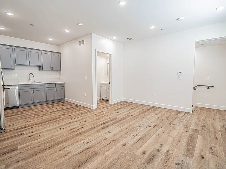 14550 Burbank Blvd #105 — Photo 4