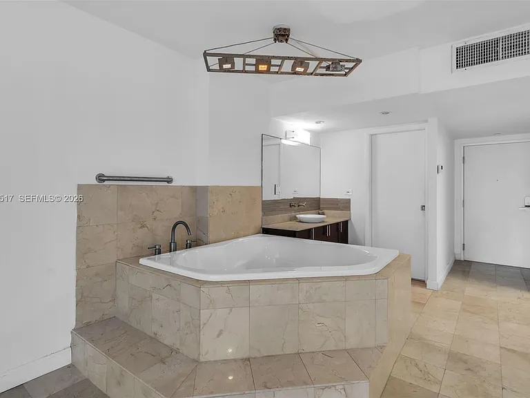 2301 Collins Ave #621 — Photo 8