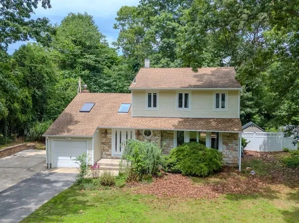 16 Peacock Lane, Commack, NY 11725