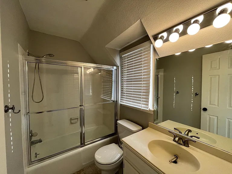 Master bedroom private batroom