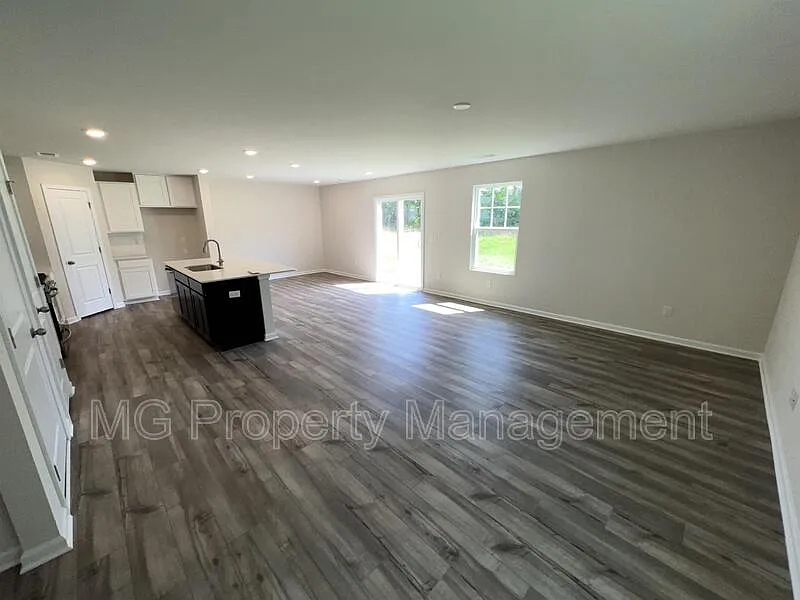 4 bed, 2.5 bath, 1956 sqft, $2,295 — Photo 3