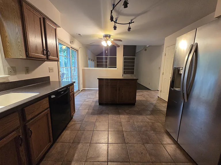 553 Broad Bend Cir — Photo 12