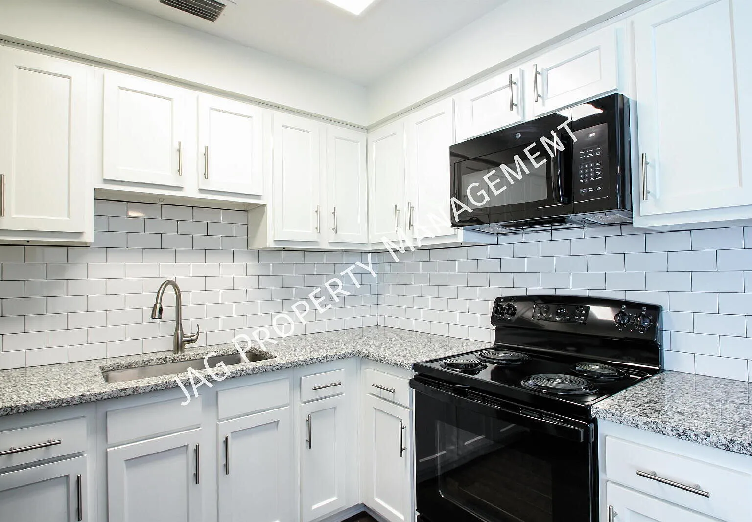 "Charming 2-Bedroom Haven at 1435 Smith Street Your Cozy Retreat in Orange Park!" — Photo 4