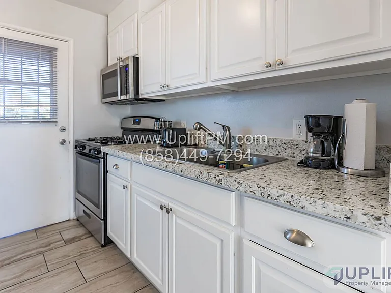 4831 Castle Ave — Photo 12