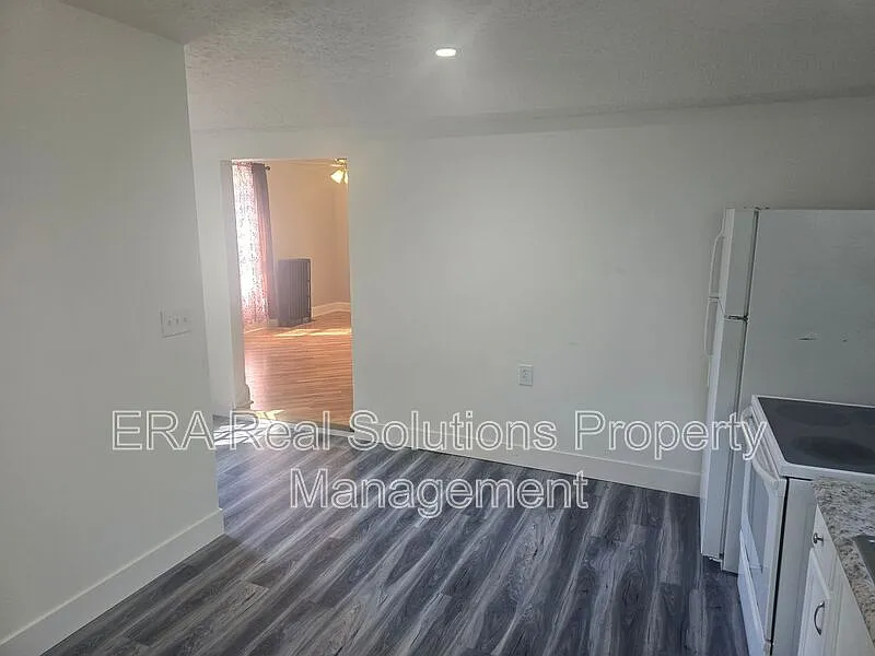 2 bed, 1.0 bath, $925 — Photo 3