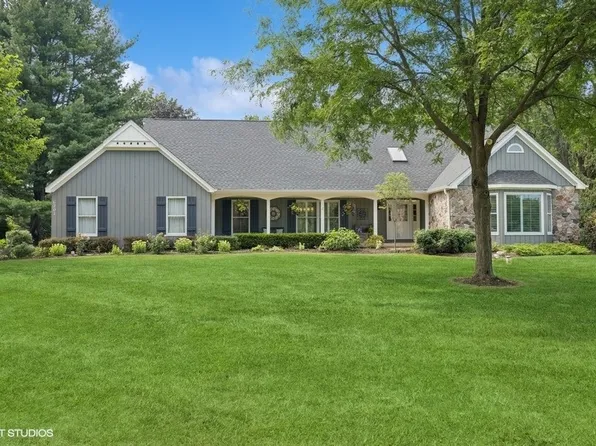 6201 N Wyndwood Dr, Crystal Lake, IL 60014