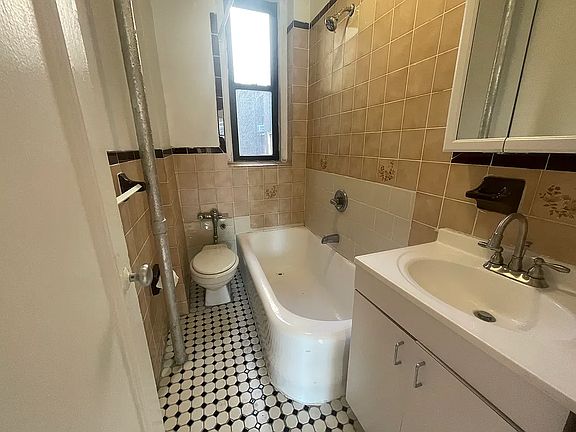 4th image of 13-21 Jackson Ave #2