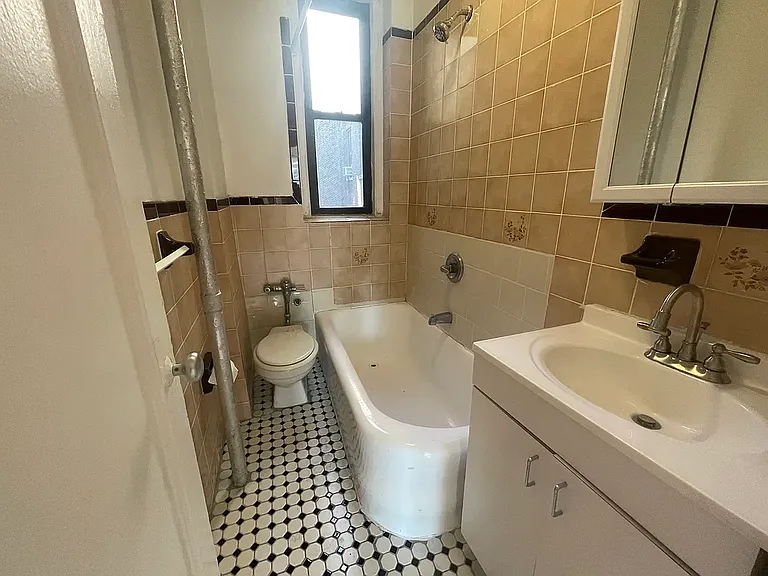 13-21 Jackson Ave #2 — Photo 4