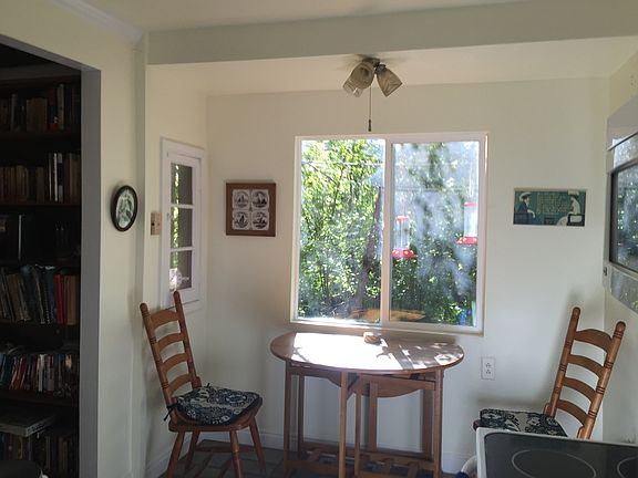 kitchen sitting area