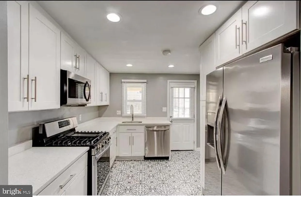 2 bed, 1.5 bath, 1248 sqft, $2,300 — Photo 2