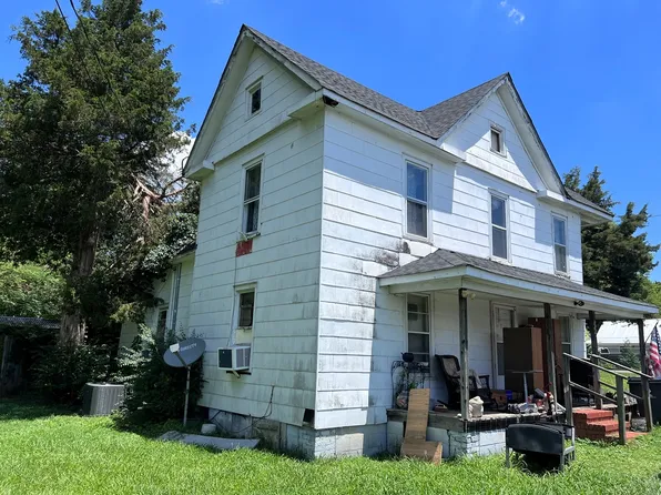 506 W 4th St, Siler City, NC 27344
