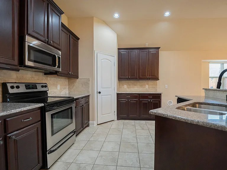 312 Hawthorn Dr — Photo 7