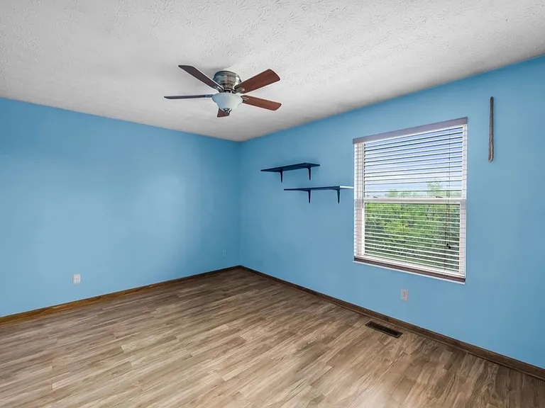 4335 Shandon Dr — Photo 24