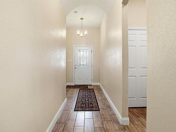 2nd image of 904 Avagail Ave