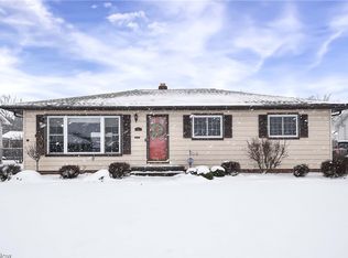 324 E Parkleigh Dr, Seven Hills, OH