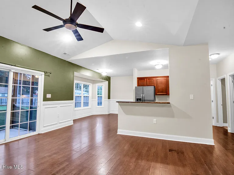 102 Conley Hills Dr — Photo 4
